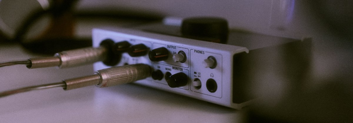Modern audio interface showing sample rate settings and input gain dials