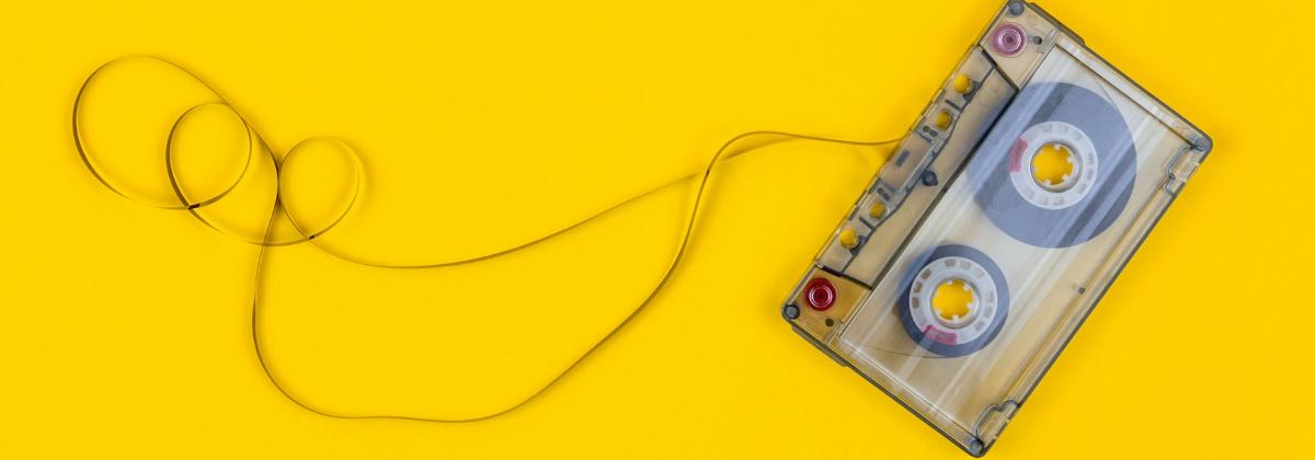 Audiokassette mit verheddertem Band als Symbol für die Chopped-and-Screwed-Mixtape-Ursprünge verlangsamter Musik
