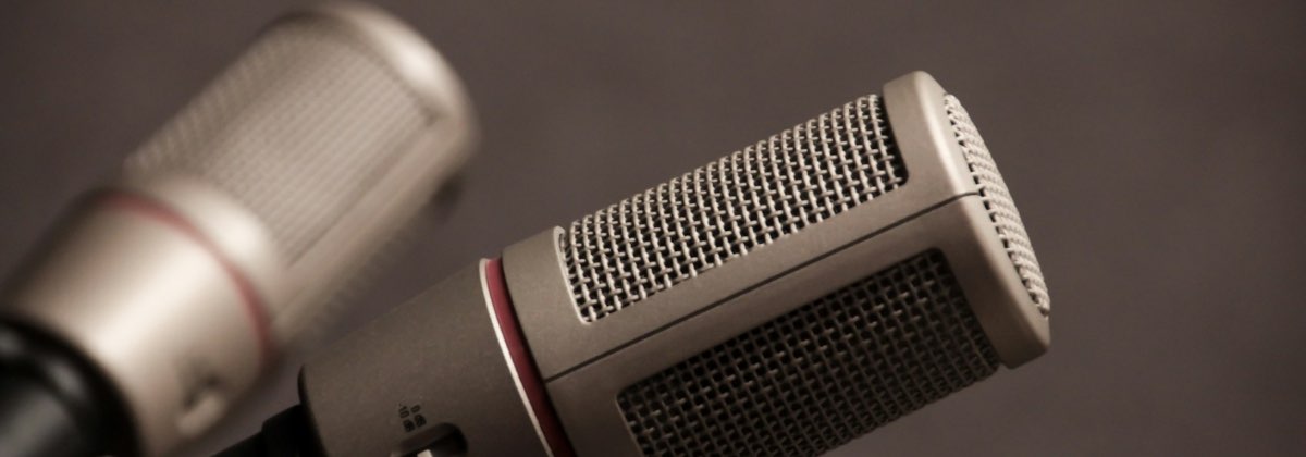 Dual microphone setup for a podcast interview which can cause phase cancellation