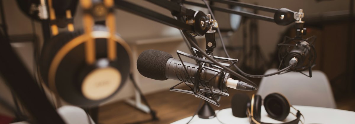 Professional podcast microphone setup for clear mid-range vocal recording